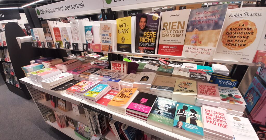 Le rayon développement personnel à la Fnac